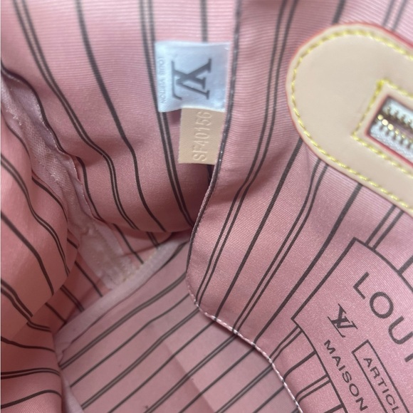 Reposhing, excellent condition never full LV bag. Minor stains. ALL SHIPS FREE - Picture 3 of 6